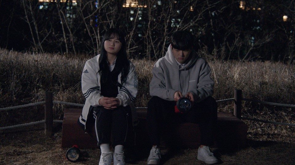 그늘진 하늘 아래 스틸컷